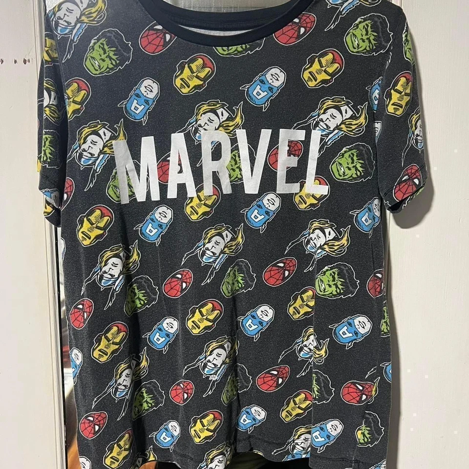 Camiseta negra Marvel con diseño multicolor #MarvelTee Foto 1 de 1
