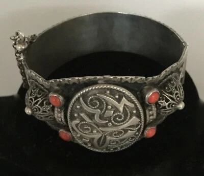 SUPERBE BRACELET KABYLE EN ARGENT/ IDEOGRAMMES STYLISES/ CORAIL/ FIN XIX SIECLE - Photo 1/4