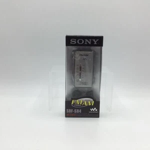 Walkman de radio súper compacta Sony FM/AM - plateado (SRF-S84/SC) - Imagen 1 de 2