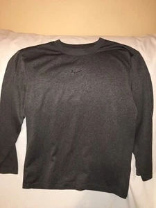 Camisa atlética Dri Fit gris talla mediana Nike para niños - Imagen 1 de 3