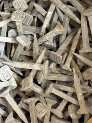 ANCIEN LOT DE 10 CLOUS NUMÉROTÉS TRAVERSE CHEMIN DE FER SNCF - Photo 1/4