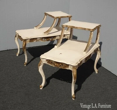 Par de mesas auxiliares provinciales francesas vintage blancas y doradas de 2 niveles Foto 1 de 4