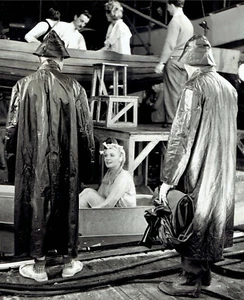 1957 Original Foto Schauspielerin Diane Cilento posiert baden klatschnass am Filmset - Bild 1 von 2