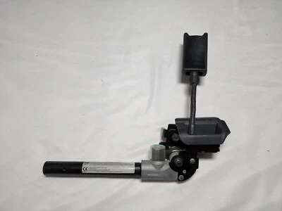 2013 - 2015 Kia Rio Drivers Lower Seat Belt Pretensioner (OEM)  Foto 1 de 4