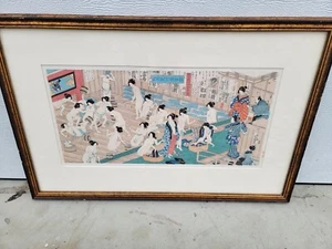 Bloque de madera japonés peleas y peleas en el baño de mujeres, Yoshiiku - Imagen 1 de 11