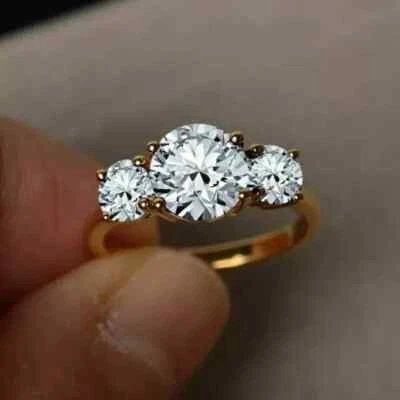 Anillo de compromiso de tres piedras de corte redondo de 4 quilates de moissanita real chapado en oro amarillo de 14 quilates Foto 1 de 4