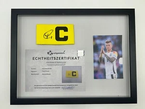 Fascia Capitano Toni Kroos Firmato Im Telaio DFB Gioco Calcio COA Autografo - Foto 1 di 3