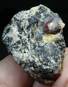 NATÜRLICHER ZIRKON - 136 KARAT ROTER ZIRKON, BIOTIT UND FELDSPAT PAKISTAN, (Rt-50) - Bild 1 von 4