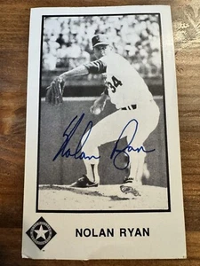 Nolan Ryan Facsimile Auto Rangers Pitching Black And White - Picture 1 of 1