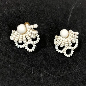 Art Deco White Glass Bead Screw Back Earrings Seed Beads Glamour 1940s Vintage - Picture 1 of 5
