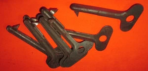 LOTE DE COLECCIÓN DE 8 llaves antiguas de cerradura de acero PRE WW1 SOBRE ABRECARTAS sin marca - Imagen 1 de 1