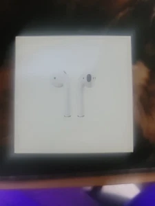 Apple AirPods 2nd Generation White Wireless Bluetooth Earbuds with Charging Case - Photo 1 sur 6