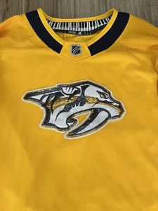 Damen NASHVILLE PREDATORS TRIKOT Größe 54 gelb Johansen Adidas glänzendes Logo - Bild 1 von 9