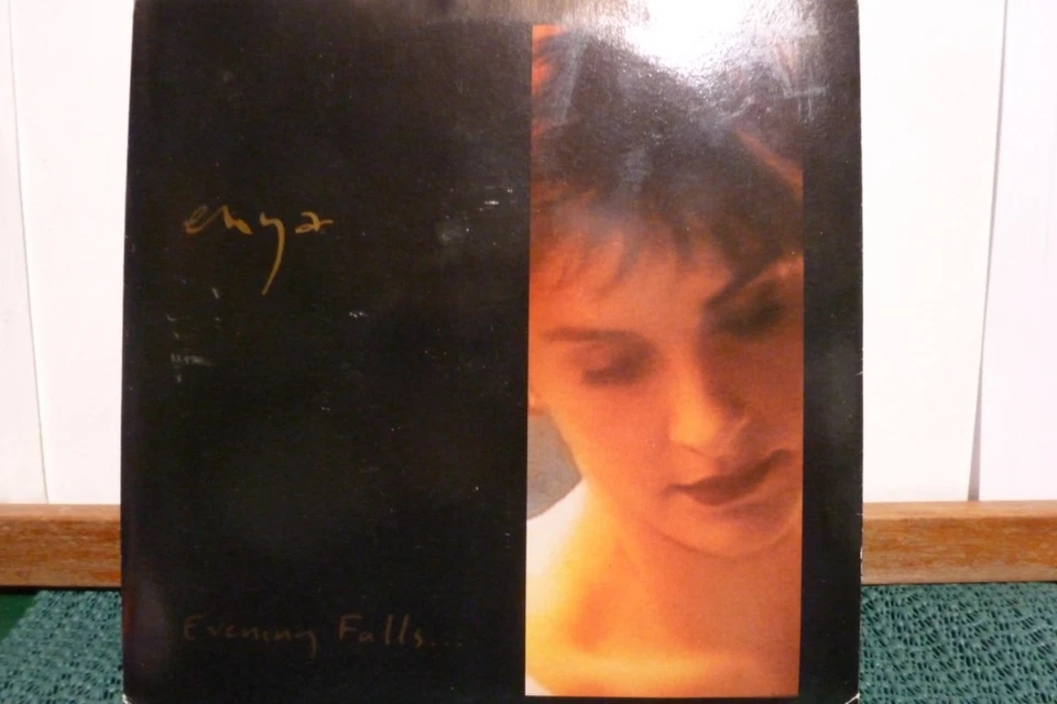 ENYA EVENING FALLS & OICHE CHIUN NEAR MINT    45. Foto 1 de 1
