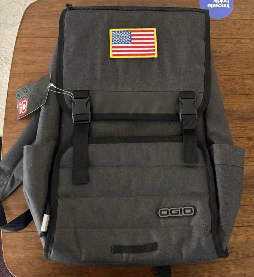 Mochila masculina cinza OGIO com fecho de fivela e remendo de bandeira americana - Imagem 1 de 3