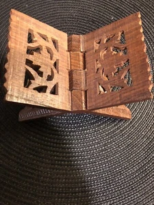 Vintage Intricate Carved Shesham Wood Bible ~ Book Holder / Rest By SARNA India - Imagen 1 de 4