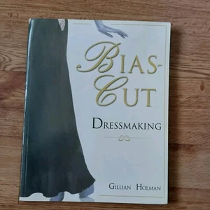 Bias Cut Dressmaking By Gillian Holman 2005 Paperback Batsford Fashion Clothing - Picture 1 of 23
