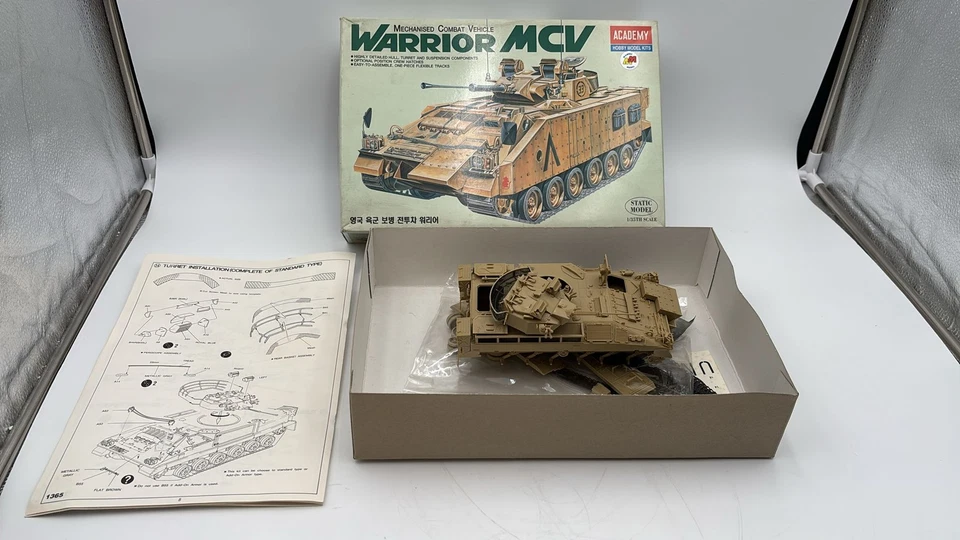  ACA1365 Academy Warrior MCV 1/35, quasi completamente montato - Immagine 1 di 2