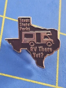 Texas State Parks Metall Emaille Anstecknadel "RV There Yet?" Camping braun - Bild 1 von 2