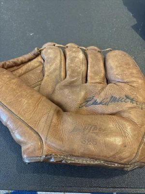 VINTAGE BASEBALL~SIGNED EDDIE MATHEWS TRUSPORT #325 LH BUTTON BK~FIELDERS GLOVE - Image 1 of 4