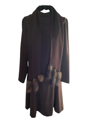 Vestido de coquetel marrom vintage com cachecol de pele sintética da Quality Hill - Imagem 1 de 4