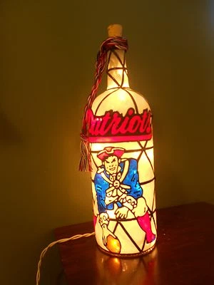 Lámpara botella inspirada en los Patriotas de Nueva Inglaterra pintada a mano vitral aspecto iluminado Foto 1 de 4