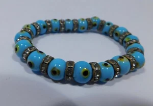 Pulsera elástica con cuentas de puntos turquesa de saqueo con espaciadores de estrás - Imagen 1 de 3