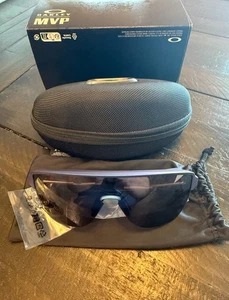 NUEVAS GAFAS DE SOL OAKLEY CORREDOR MVP AZUL CIAN CAMBIO DE COLOR SOLO 300 HECHAS  - Imagen 1 de 2