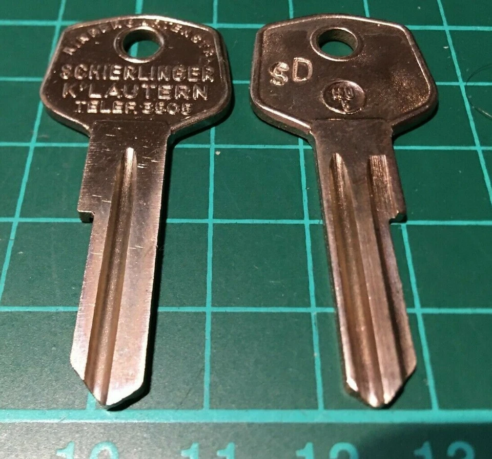 Pontón Mercedes Benz + 190 SL (puerta) llave en blanco Silca perfil AKS + CASCO Foto 1 de 1