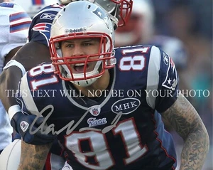 AUTÓGRAFO FIRMADO AARON HERNANDEZ 8X10 RPNT FOTO ACTITUD Y TATUAJES - Imagen 1 de 1