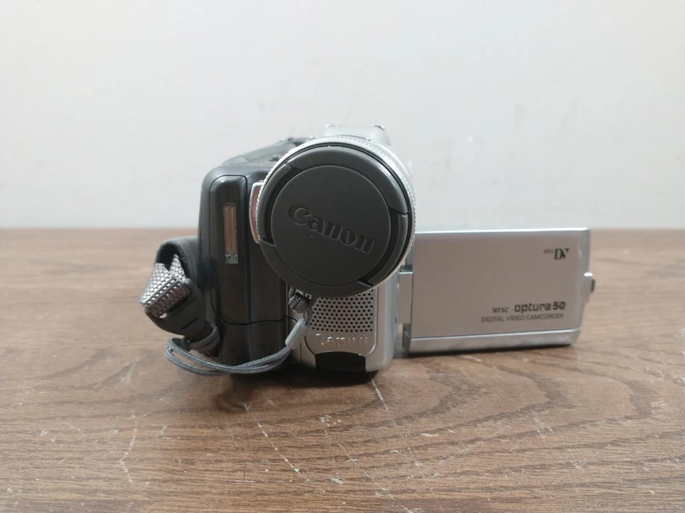 Videocámara Canon Optura 50 NTSC MiniDV con zoom óptico 10x 2,0 MP 200 X digital  Foto 1 de 4