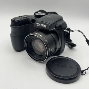 Fuji Film Finepix Digitalkamera - S1500 - 10 Megapixel - mit 2GB Karte und Trageriemen - Bild 1 von 11