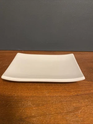 Plato de comedor Pier 1 de cerámica blanca de 8” “plato de sushi” platos de sushi usado en excelente estado Foto 1 de 4