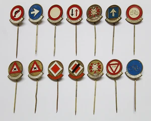 Collection 14 Pins Of Enamel Badges Traffic Signs De Gruyter Cafe c.1950 - Picture 1 of 4
