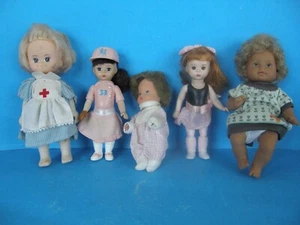 LOTTO 5 BAMBOLE CARINE ASSORTITE VINTAGE - Foto 1 di 8