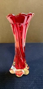 Vintage 12,5 in Rubinrot Klar Wirbel Gänseblümchen Blütenblatt Top Langer Stiel Kunst Glas Vase - Bild 1 von 3