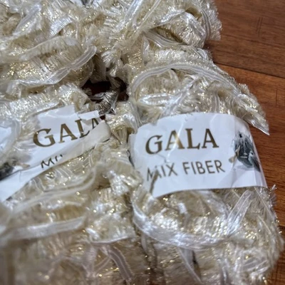 GALA Hilos Mezcla Fibra Acrílico Poliéster Nylon Bronceado y Cinta de Encaje Blanco LOTE 4 Foto 1 de 4