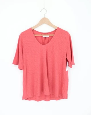 Camiseta VELVET By Graham & Spencer Sam Media Manga Cuello en V Coral S $104 A4 Foto 1 de 2