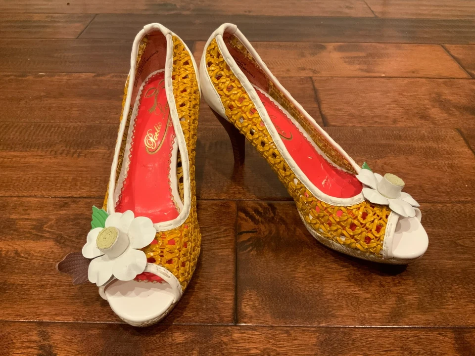 Poetic License Prickly Pear Brown Wicker Heels W/White Flowers, Size 6.5 (US) - Image 1 of 4