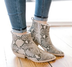 dolce vita unity fray booties