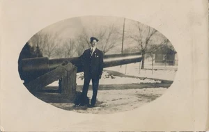 Antiguo RPPC Foto Real Postal Hombre Joven Traje Sombrero Cañón Arma Nieve Invierno - Imagen 1 de 7