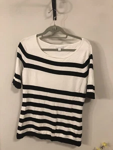 New York and Company Womens Top Medium Round Neck Short Sleeve Knit Casual FormF - Picture 1 of 4