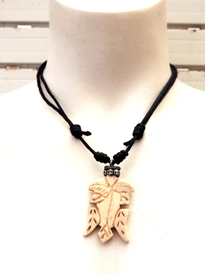 Collare/Ciondolo Di Osso Intaglio Disegno Tribale, Solo E Artigianale - Immagine 1 di 4