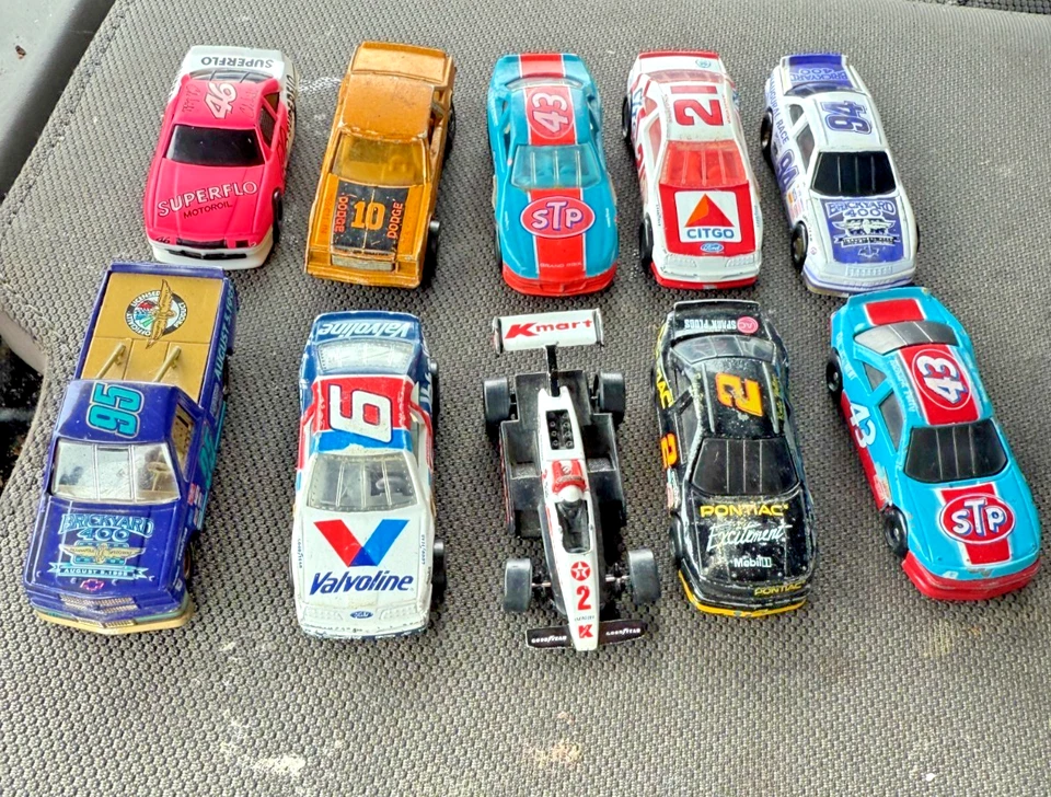 Lote diecast de 10 autos NASCAR de la década de 1990 campeones de carreras Hot Wheels Days of Thunder Foto 1 de 4