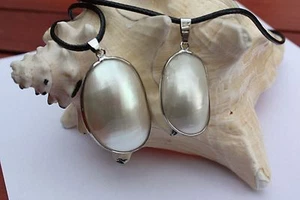 P057 ein Paar Muschel Perlmutt Perlen Schmuck Anhänger Collier Schnur Halskette - Bild 1 von 1