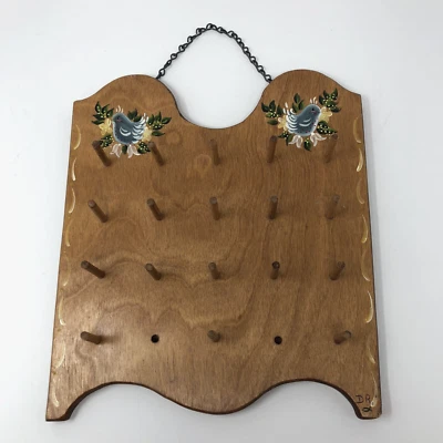 Soporte de hilo de madera vintage hecho a mano Tole pintura estante de pared 18 carretes firmado por el país Foto 1 de 4
