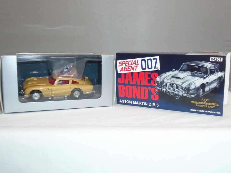 CORGI 04206 JAMES BOND OO7 GOLD ASTON MARTIN DB5 DIECAST MODEL CAR WITH FIGURE - Image 1 of 1
