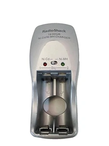 Caricabatteria Radio Shack AA Ni-Cd Ni-MH 23-427 testato SPEDIZIONE GRATUITA USA - Foto 1 di 3
