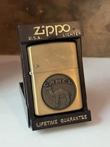 Encendedor Zippo conmemorativo vintage 1932-1992 latón con medallón de cigarrillos camello - Imagen 1 de 24