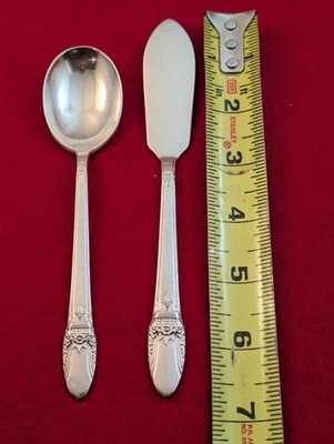 Cuchillo de mantequilla con plato de plata internacional Rogers Bros First Love 1847, cuchara de azúcar Foto 1 de 4